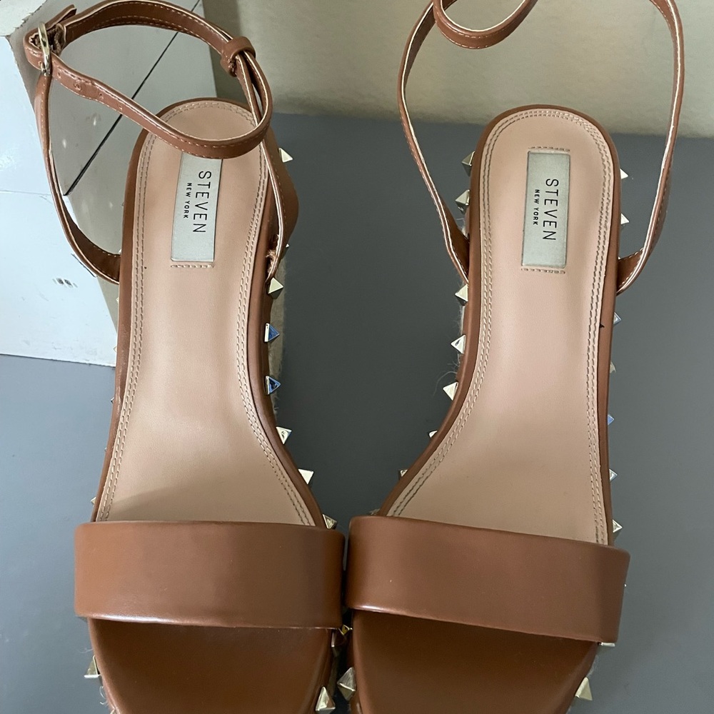 Light brown wedges